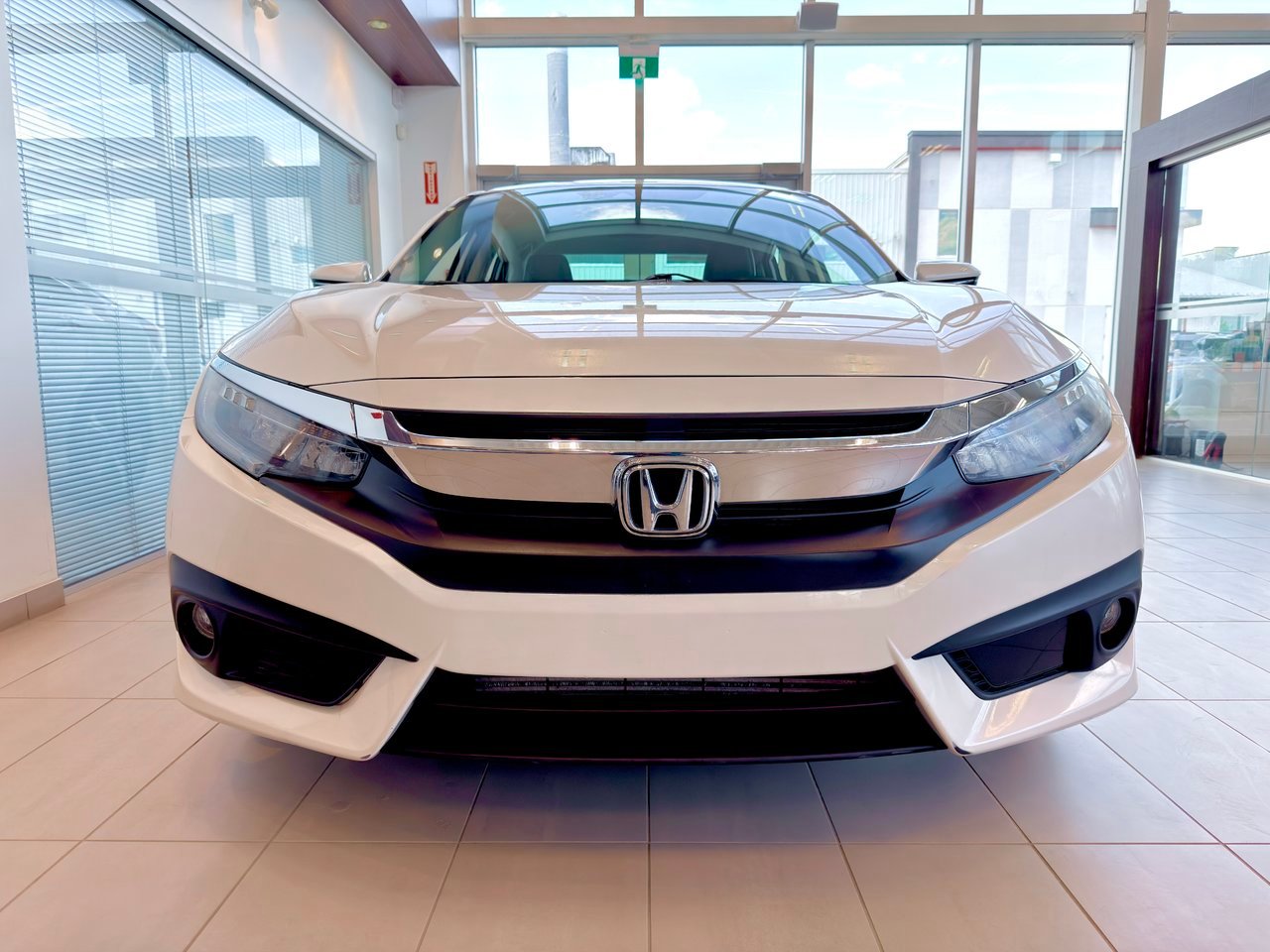 Honda Civic Sedan 2018 Blanc Notre-Dame-des-Prairies - photo #6