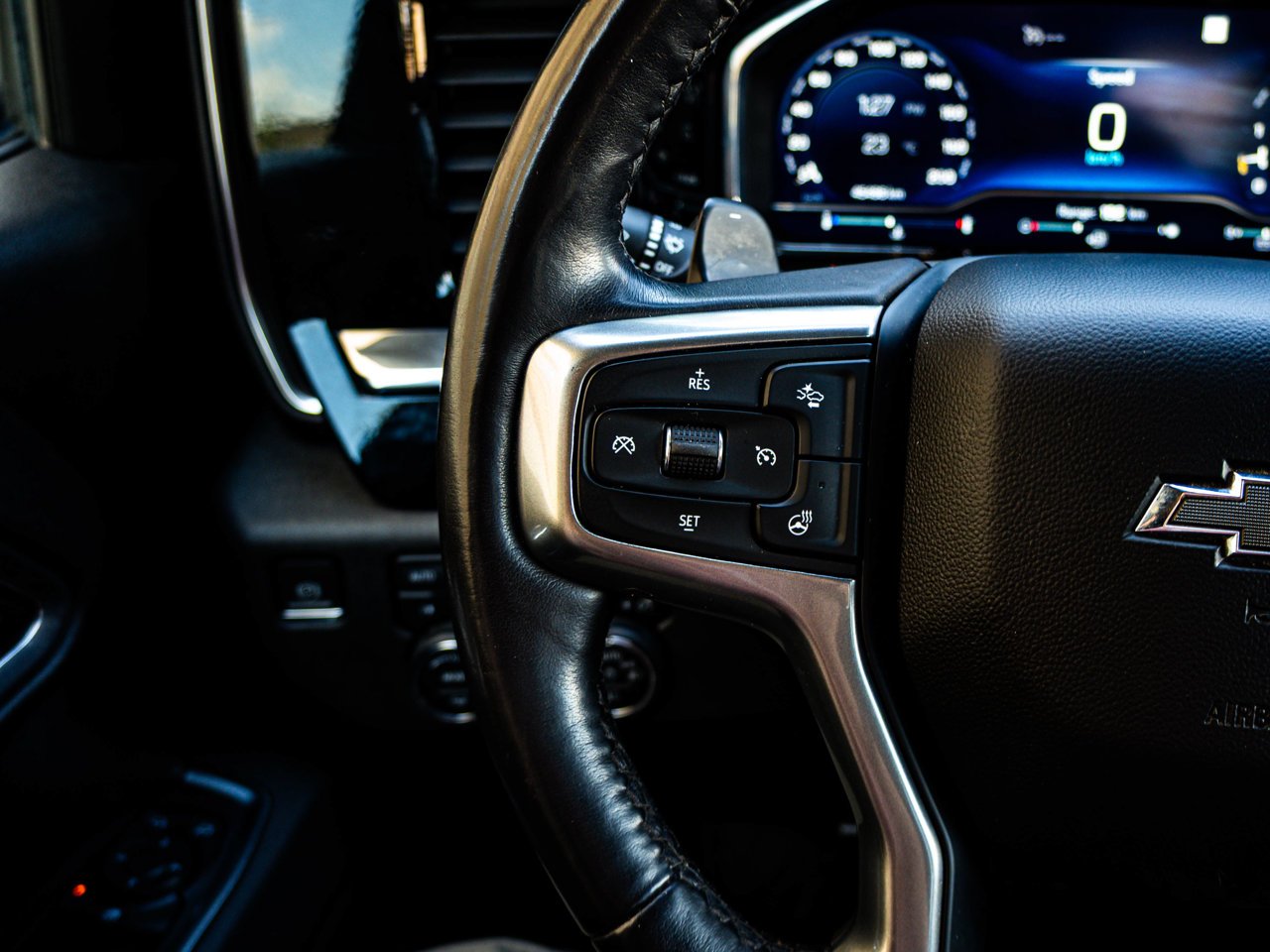 2023 Chevrolet Silverado 1500 4WD Crew Cab 147 RST White Sherwood Park - photo #19