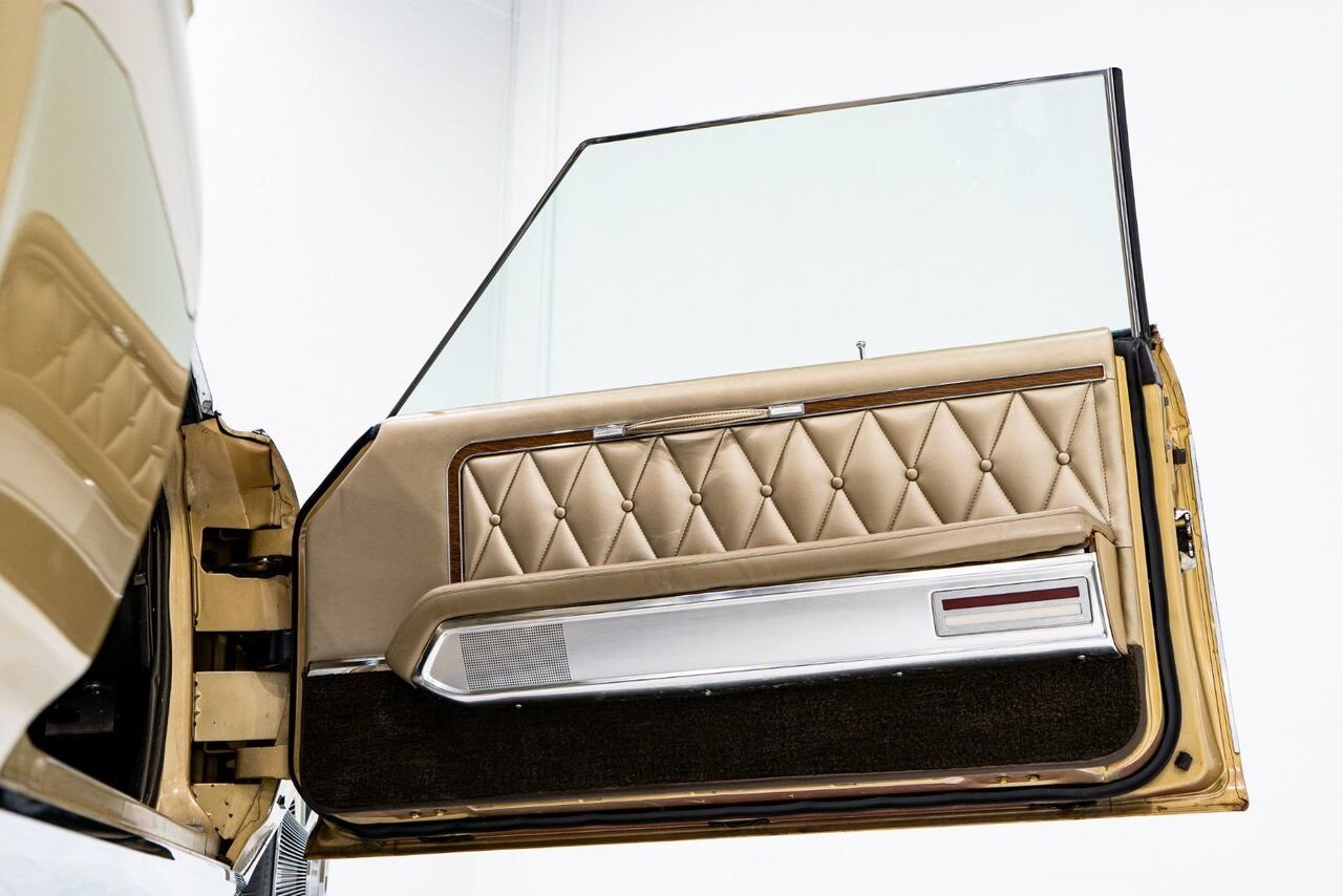 1969 Lincoln Continental Only 687 miles from new. Unrestored example **PRICE IN USD** Gold Montreal - photo #49
