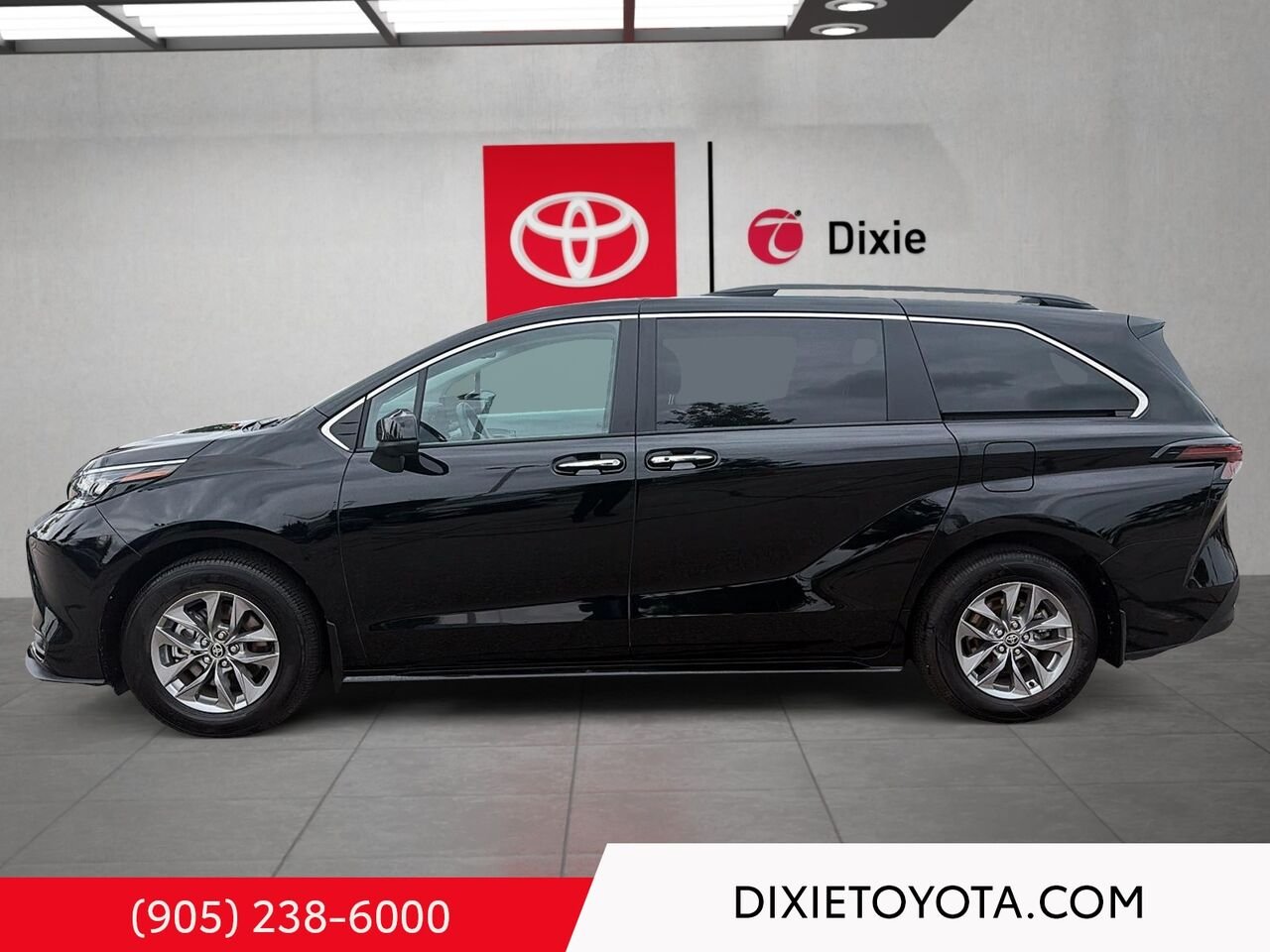 2025 Toyota Sienna Hybrid XLE FWD / CLEAN CARFAX / HEATED SEATS / MOONROOF / ALLOY WHEELS / CARPLAY AND ANDROID AUTO Black Mississauga - photo #5