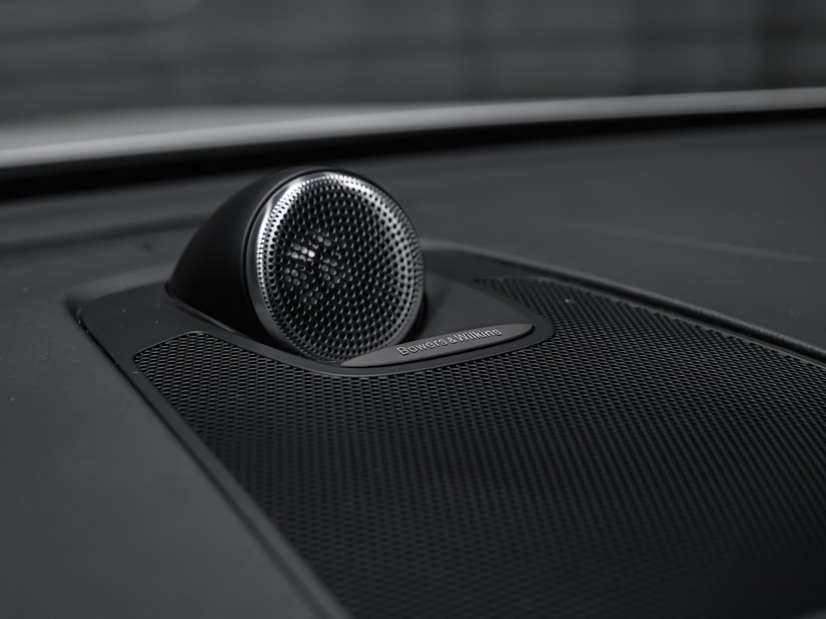 2022 Volvo XC60 Recharge T8 R-DESIGN CLIMATE BOWERS AIR SUSPENSION White Montreal - photo #11