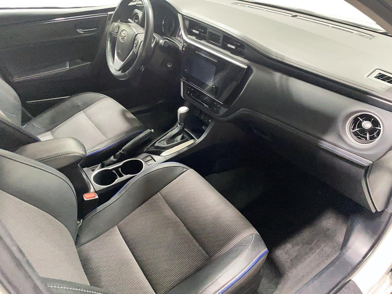 2018 Toyota Corolla VIN 2T1BURHE3JC022129 White Baie-Comeau - photo #21