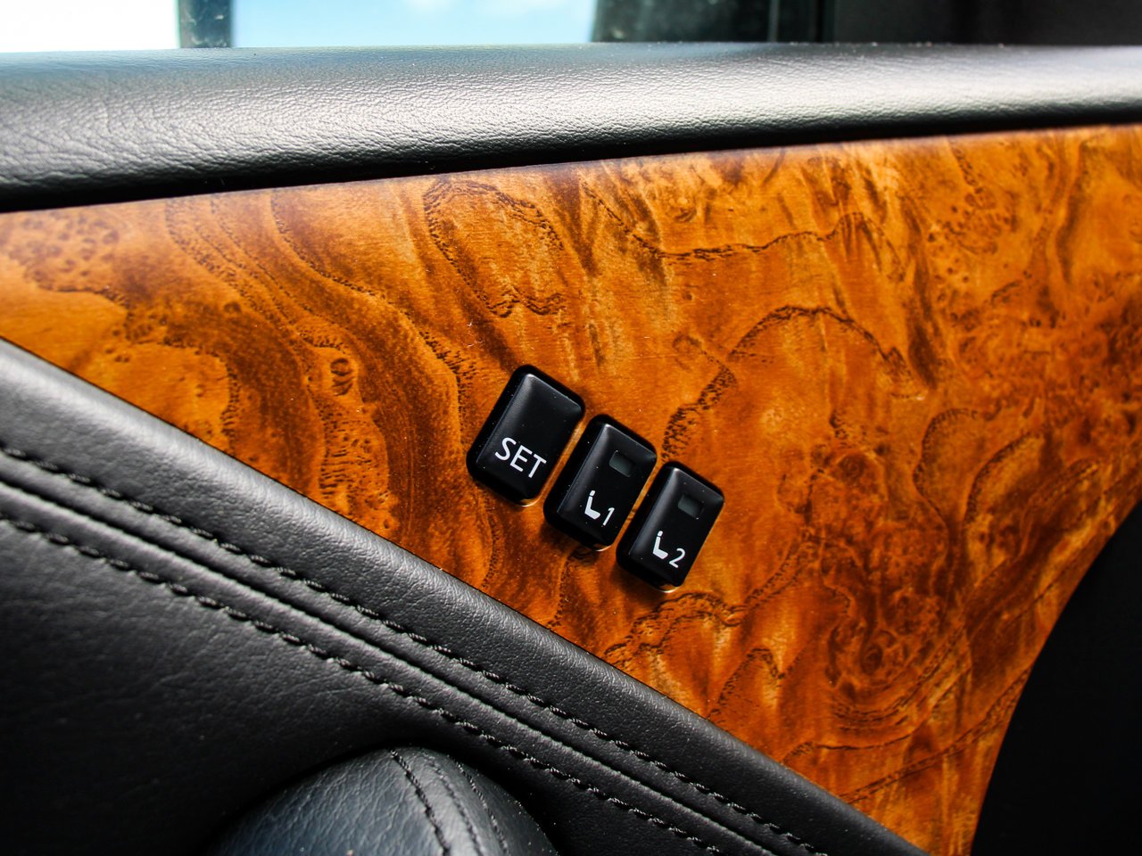 2024 Nissan Armada 4x4 SL White Sherwood Park - photo #16
