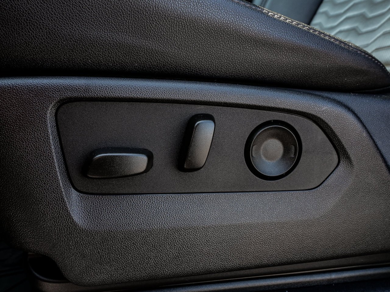 2024 Chevrolet Silverado 1500 4WD Crew Cab 147 ZR2 Blue Sherwood Park - photo #16