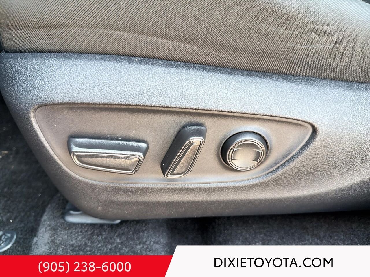 2025 Toyota RAV4 Hybrid XLE AWD / CLEAN CARFAX / HEATED SEATS / MOONROOF / ALLOY WHEELS / CARPLAY AND ANDROID AUTO Blue Mississauga - photo #9