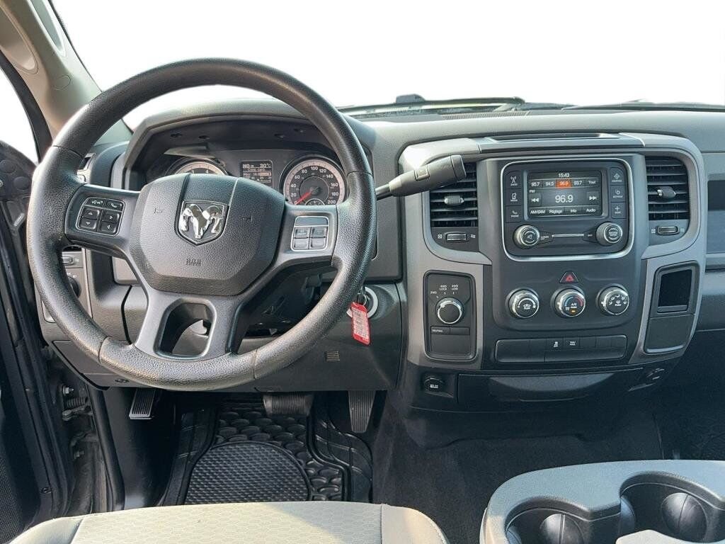 2017 Ram 1500 VIN 3C6RR7KT0HG649048 Grey Baie-Comeau - photo #10