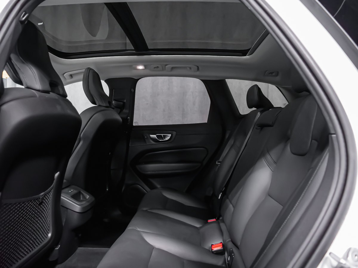 2025 Volvo XC60 B5 PLUS DARK CLIMATE White Montreal - photo #12