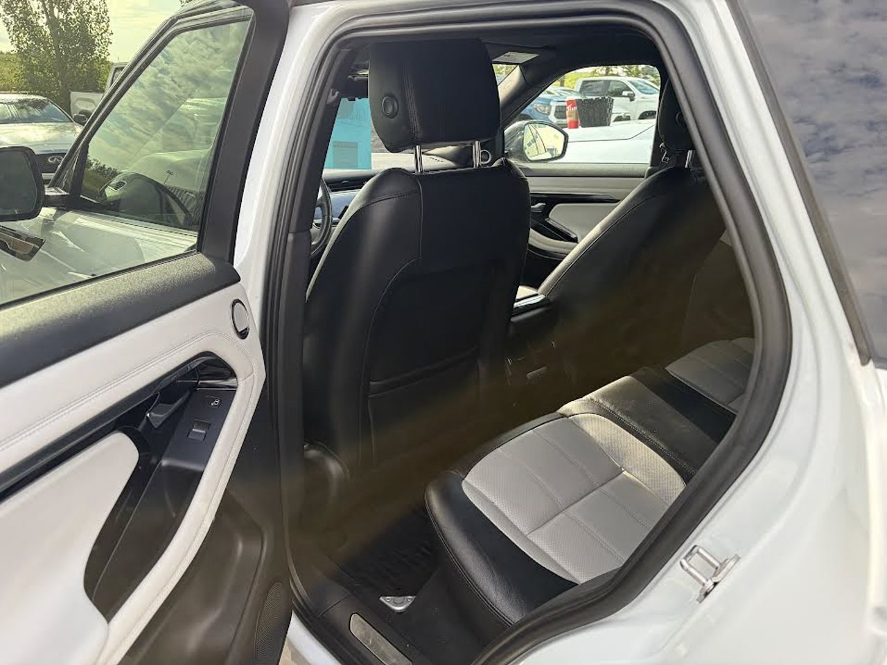 2020 Land Rover Range Rover Evoque P250 First Edition Yulong White Metallic Sherwood Park - photo #5