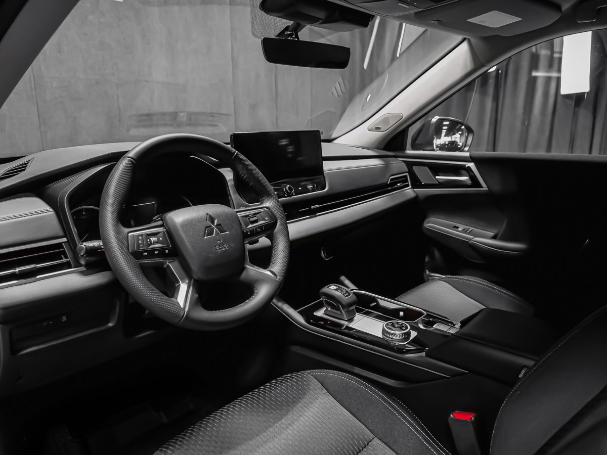 2026 Mitsubishi Outlander ES Graphite Grey Montreal - photo #8