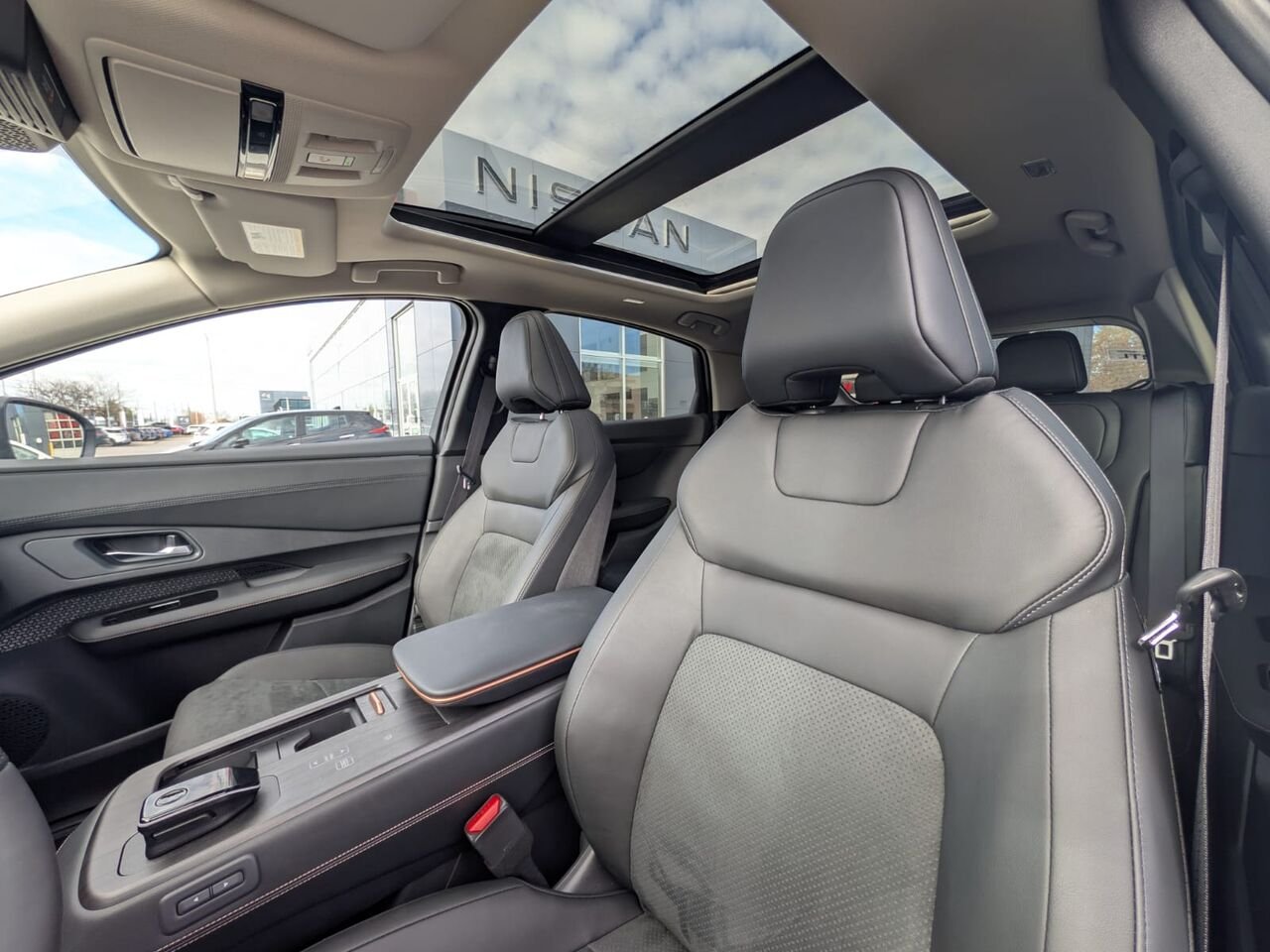 NISSAN ARIYA ARIYA SL E-4ORCE 2026 Blanc Everest nacré triple couche/Diamant noir nacré Châteauguay - photo #15