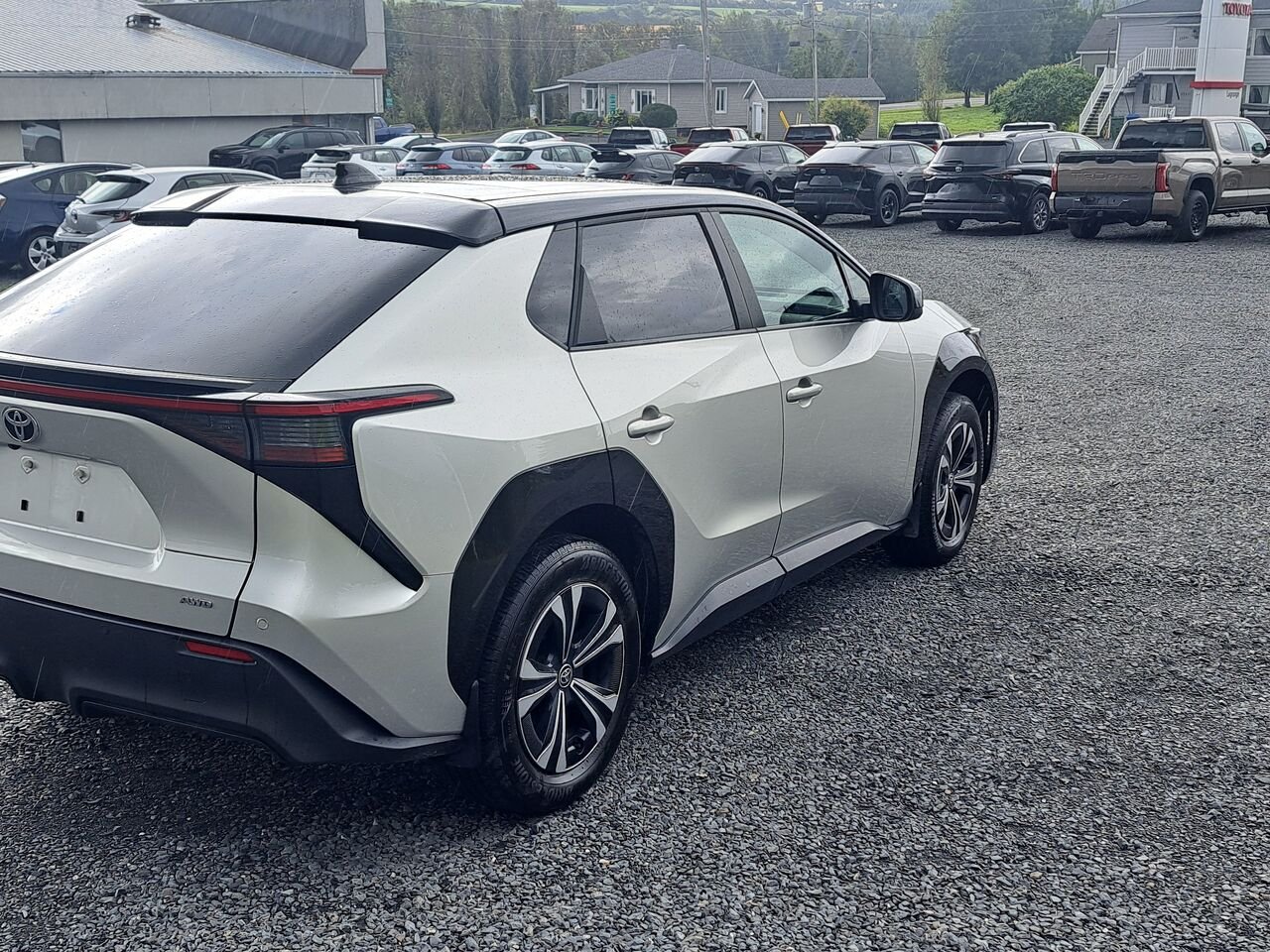 Toyota bZ4X XLE TI 2023 Argent élémentaire avec toit noir Lac-Etchemin - photo #4