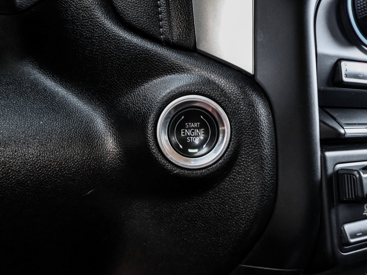 2020 Chevrolet Silverado 1500 4WD Crew Cab 147 RST White Sherwood Park - photo #25