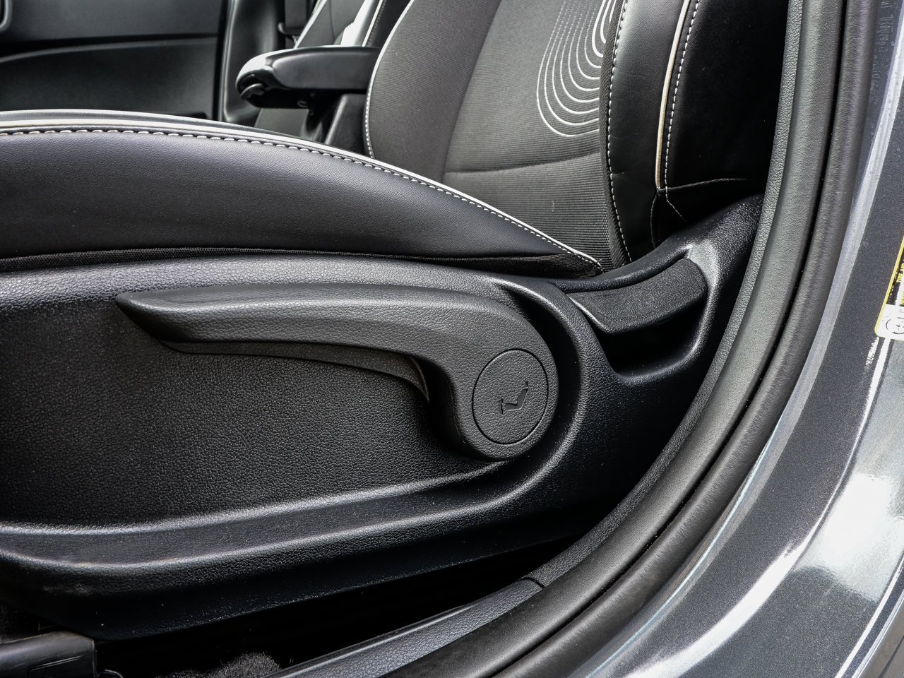 2025 Hyundai Venue Ultimate IVT w/Black Interior Grey Sherwood Park - photo #16