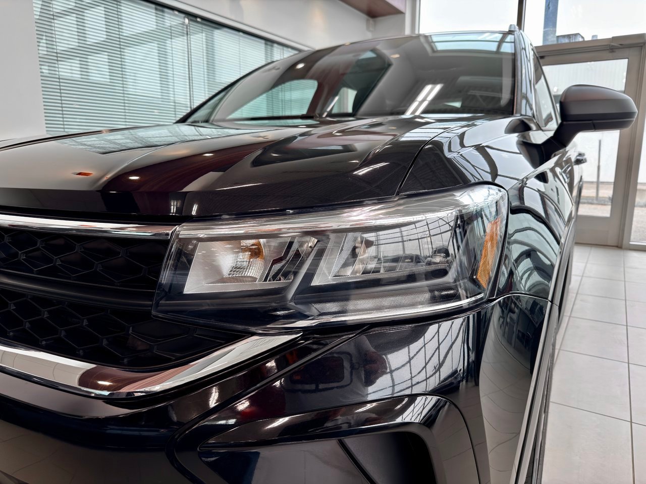 2022 Volkswagen Taos Black Notre-Dame-des-Prairies - photo #4