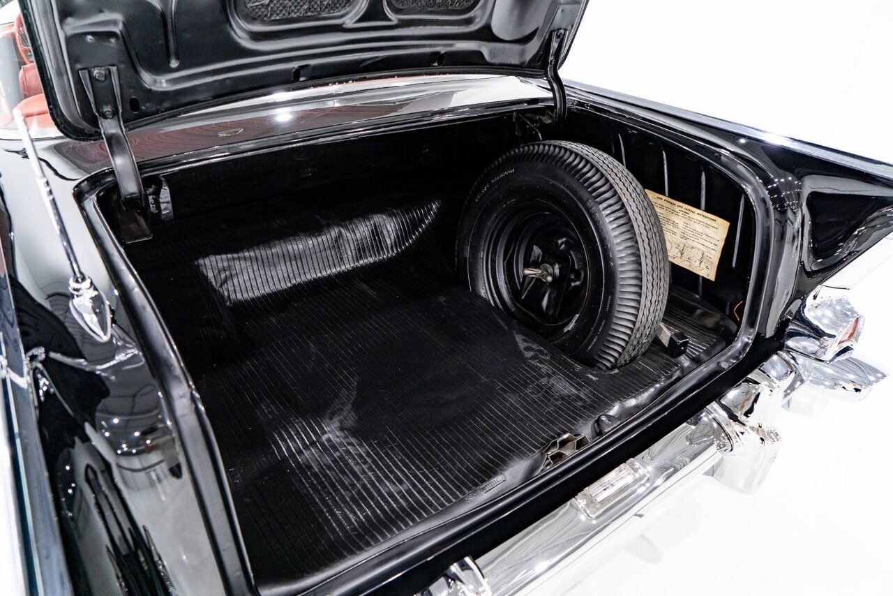 Chevrolet Bel Air Beautifully presented. Restored in desirable color combo | PRIX EN USD 1957 Noir Montréal - photo #22