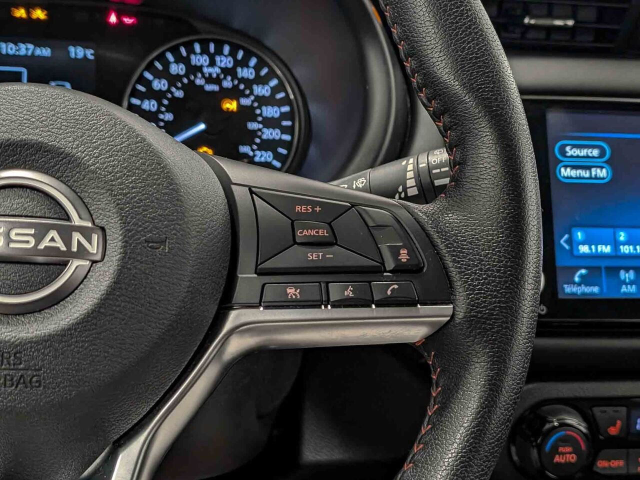 Nissan KICKS SR Cuir Volant et Sièges Chauffants 2023 Rouge Sherbrooke - photo #16