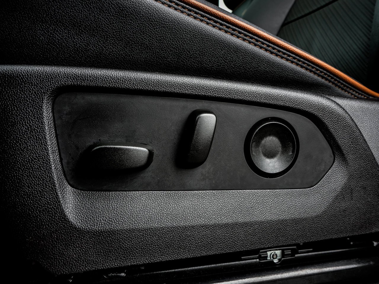 2025 GMC Canyon 4WD Crew Cab AT4 Black Sherwood Park - photo #17