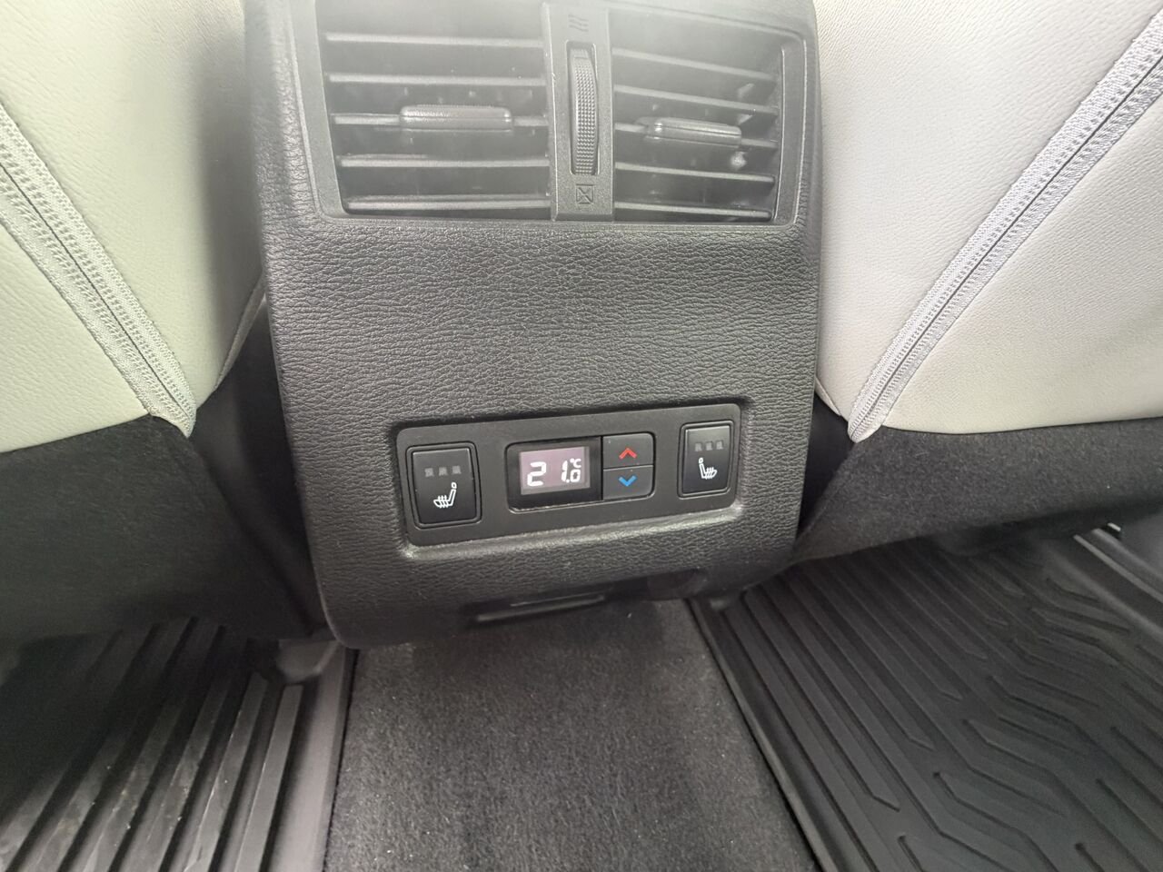 2022 Mitsubishi Outlander GT AWD 7 PASSAGERS Grey Laval - photo #20
