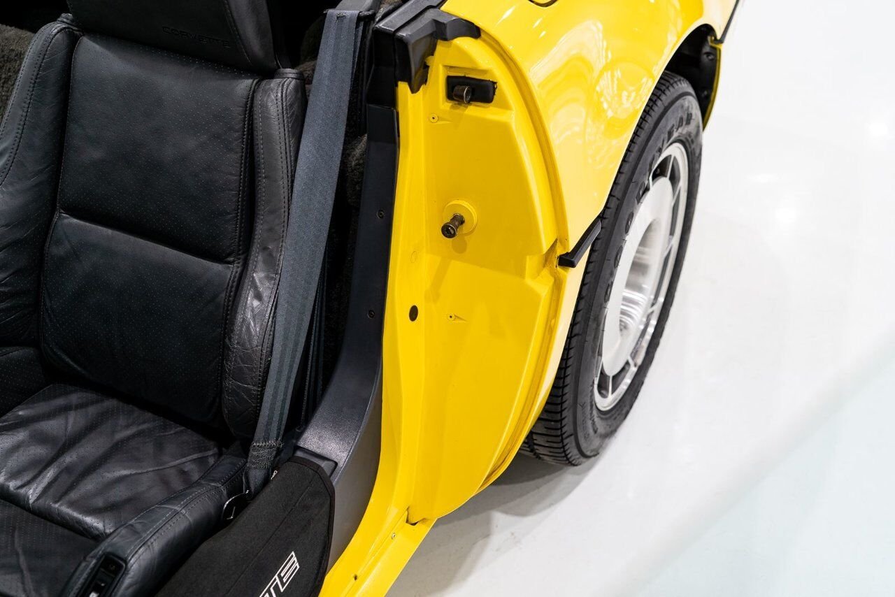 1986 Chevrolet Corvette Pace Car livery with only 17,380km (10,800miles) Yellow Montreal - photo #104