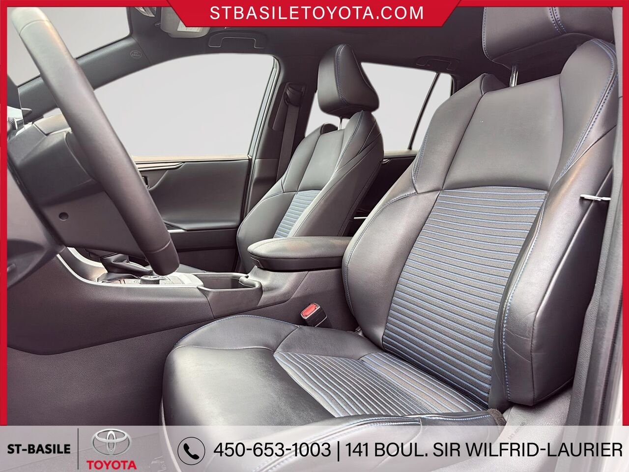 TOYOTA RAV4 Hybride 2023 Ciel argent métallisé avec toit noir Saint-Basile-le-Grand - photo #11