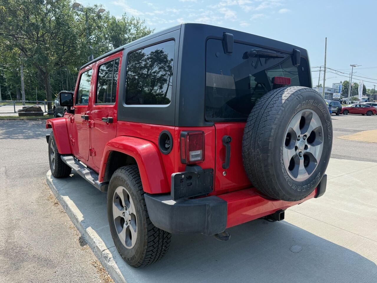 2017 Jeep Wrangler Unlimited Modèle Sahara 4 portes traction intégrale Red Châteauguay - photo #6