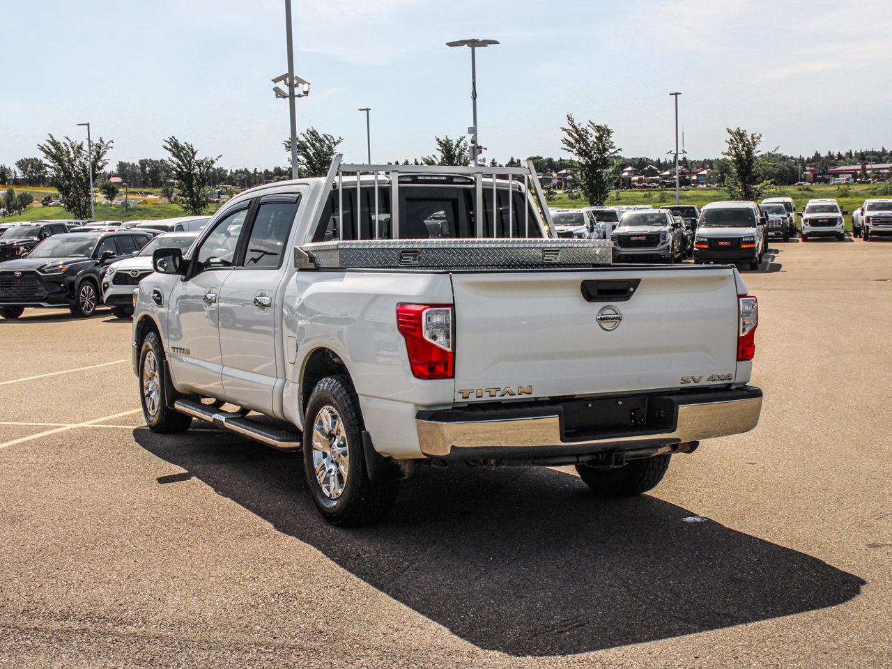 2017 Nissan Titan 4WD Crew Cab SV White Sherwood Park - photo #5