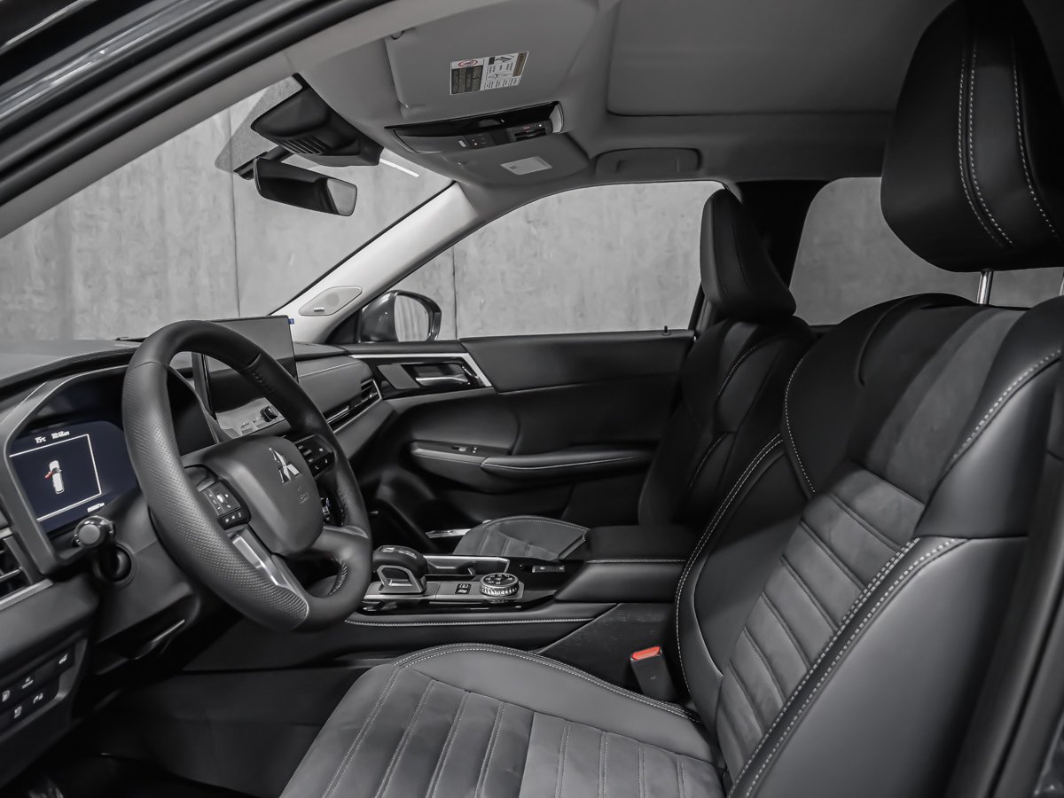 2026 Mitsubishi Outlander Plug-In Hybrid LE Graphite Grey Metallic Montreal - photo #13