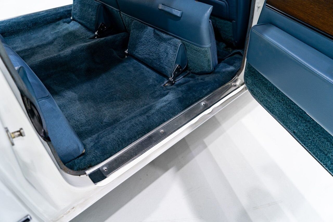 Cadillac Fleetwood **PRICE IN USD** Factory Limo dual AC with only 18,892 miles 1966 Blanc Montréal - photo #58