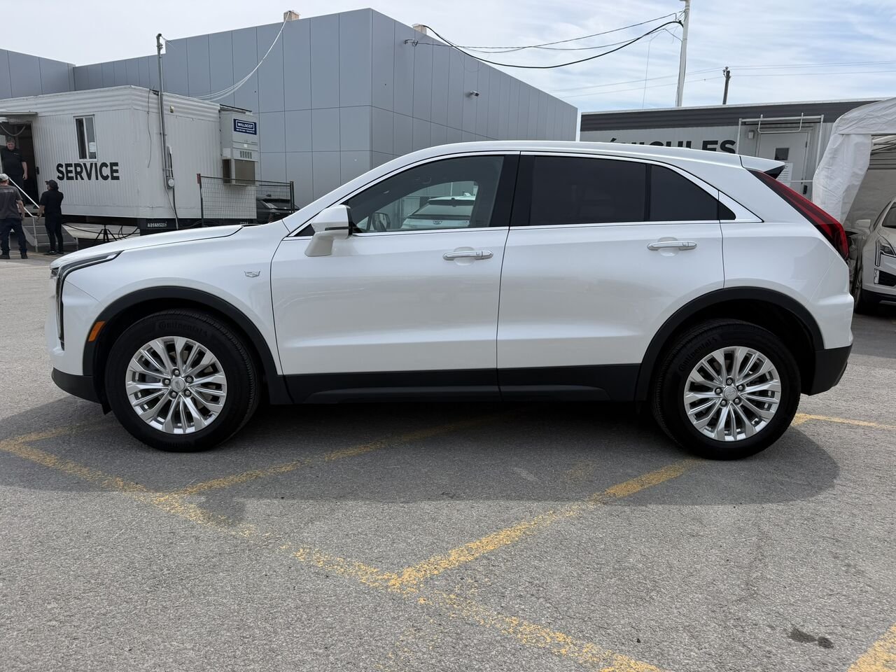 2024 Cadillac XT4 LURURY AWD FINANCEMENT À PARTIR DE 3.99% White Laval - photo #1