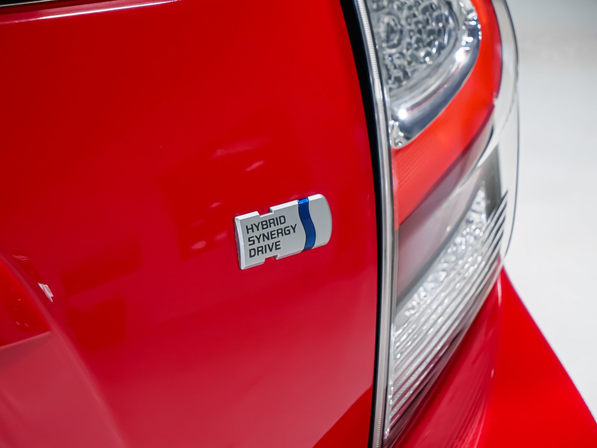 2018 Toyota Prius c TOIT OUVRANT SIÈGES CHAUFFANTS Red Montreal - photo #5