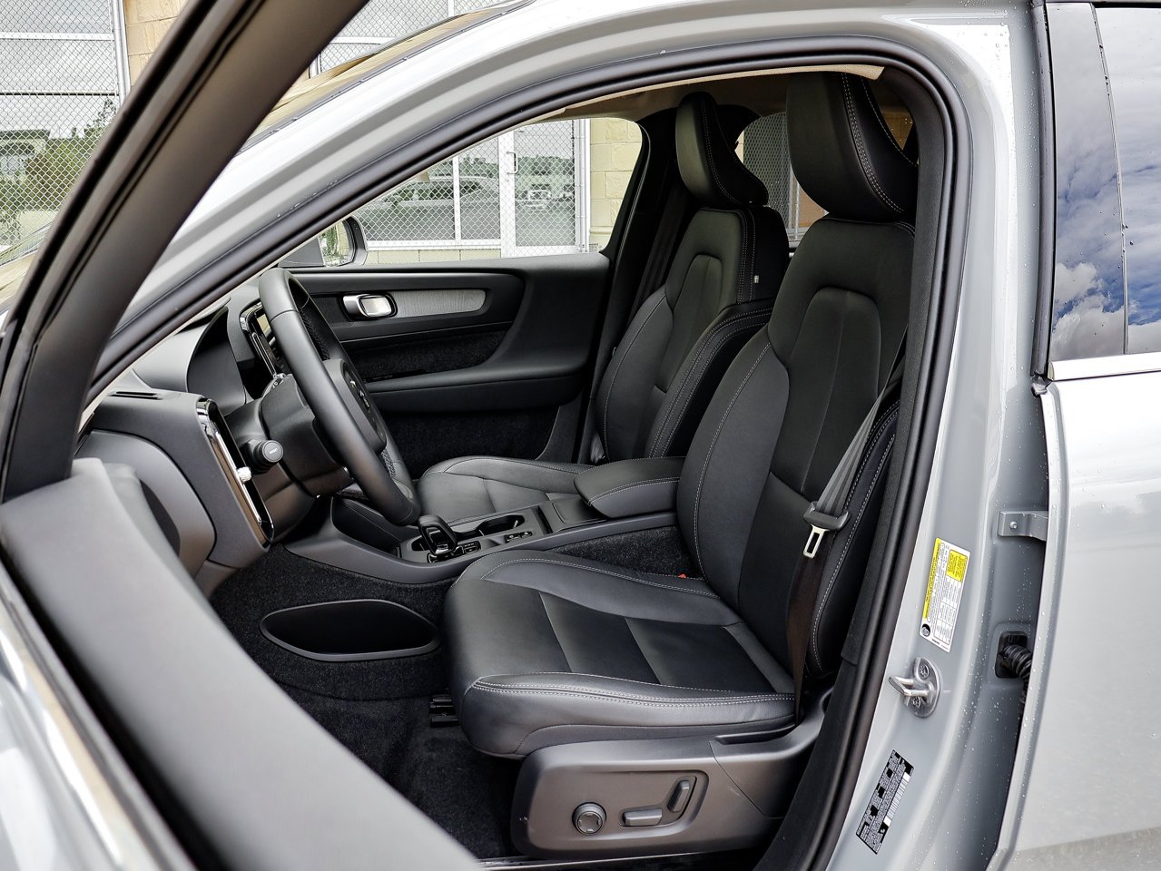 2025 Volvo XC40 B5 AWD Core Bright Theme Grey Sherwood Park - photo #15