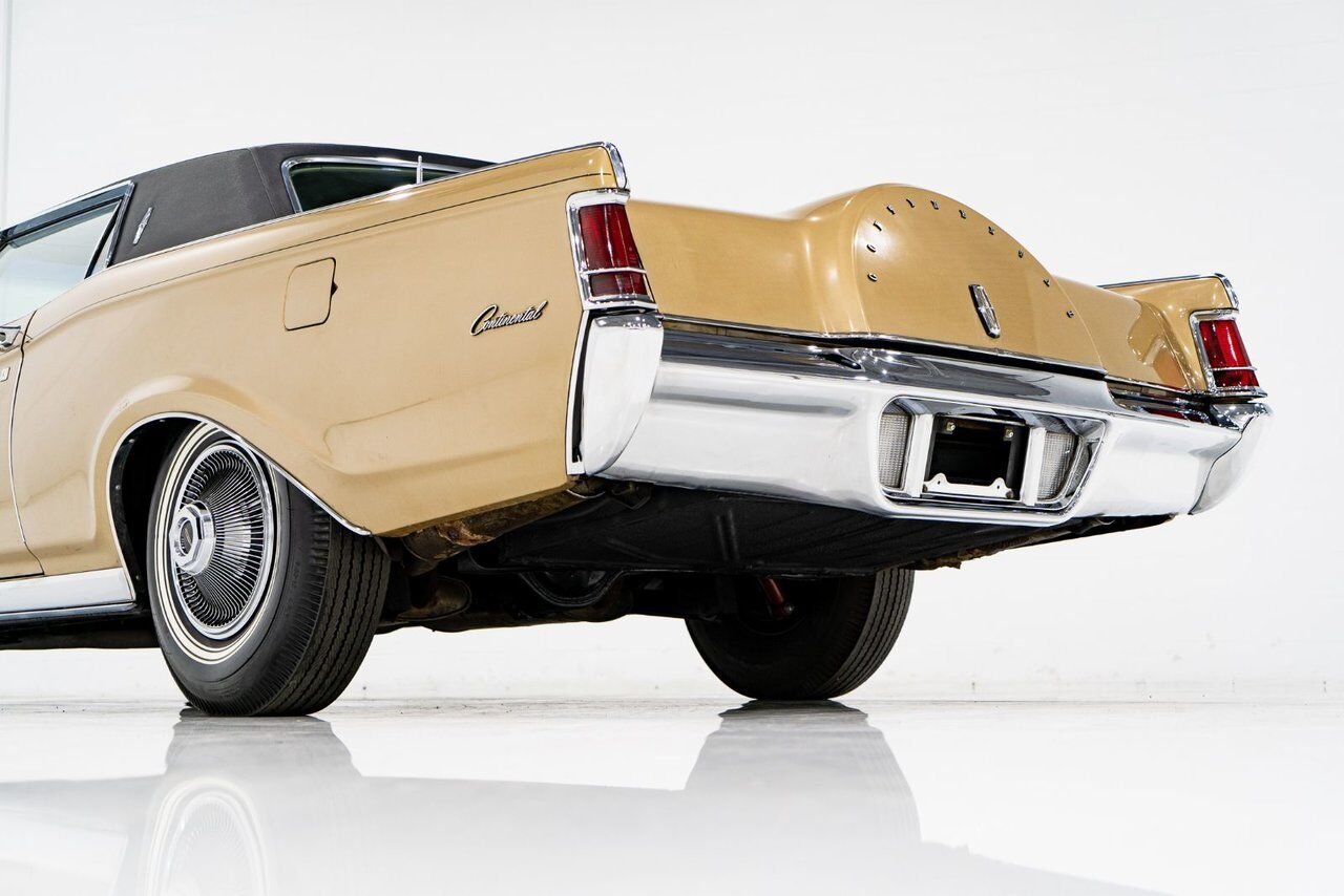 1969 Lincoln Continental Only 687 miles from new. Unrestored example **PRICE IN USD** Gold Montreal - photo #26