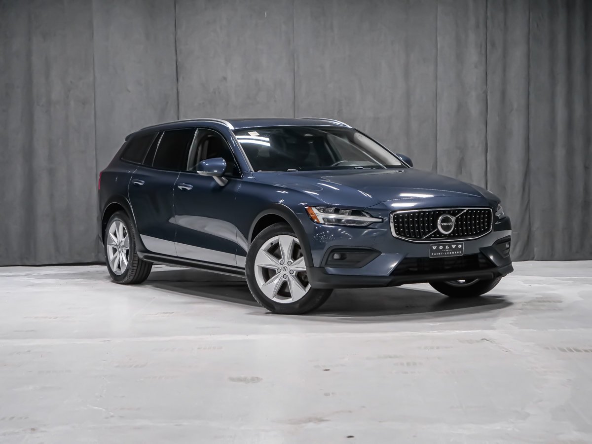 2023 Volvo V60 Cross Country B5 CORE CLIMATE Blue Montreal - photo #1