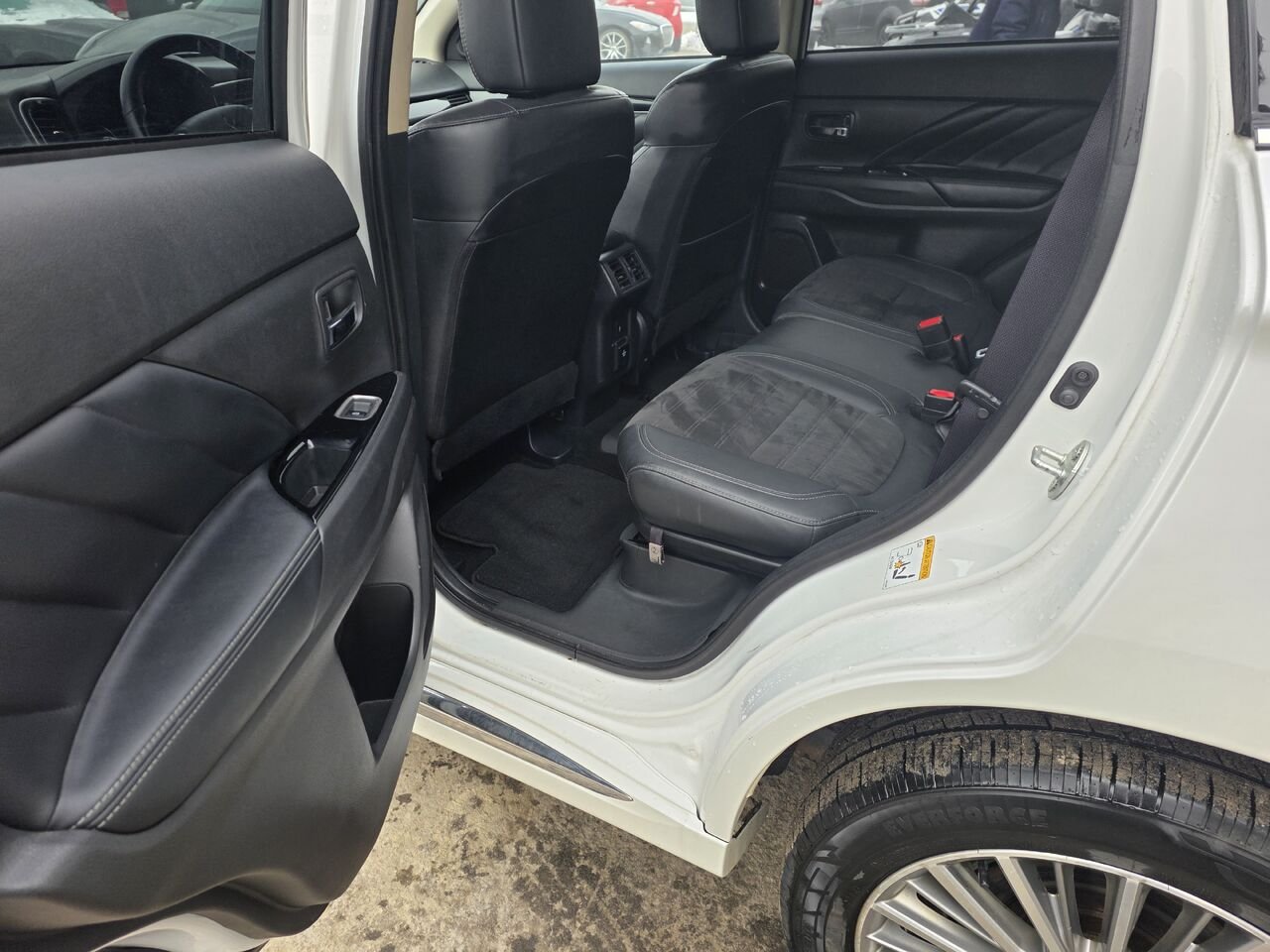 2020 Mitsubishi Outlander Plug-In Hybrid White  - photo #10