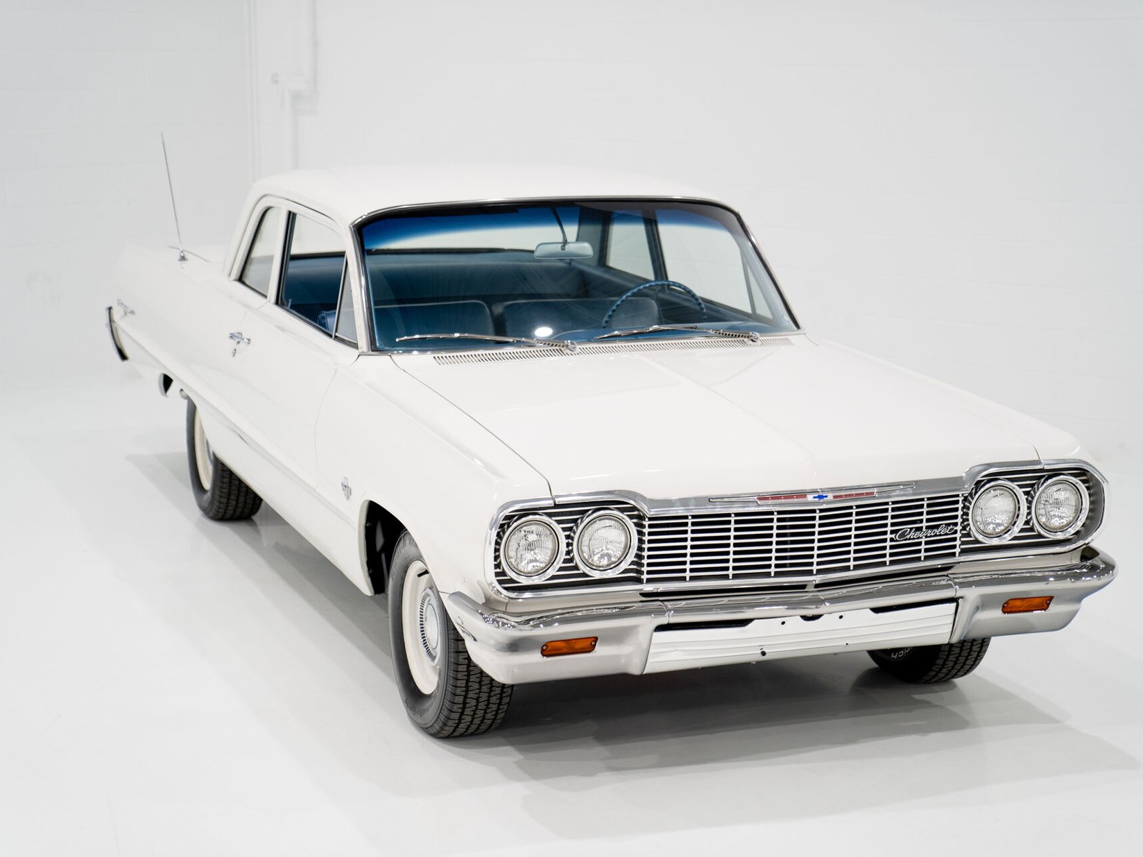 Chevrolet Biscayne Matching 409 / 425HP Transmission 4 Vitesse Complètement Entièrement restauré **PRIX EN USD** 1964 Blanc Montréal - photo #3