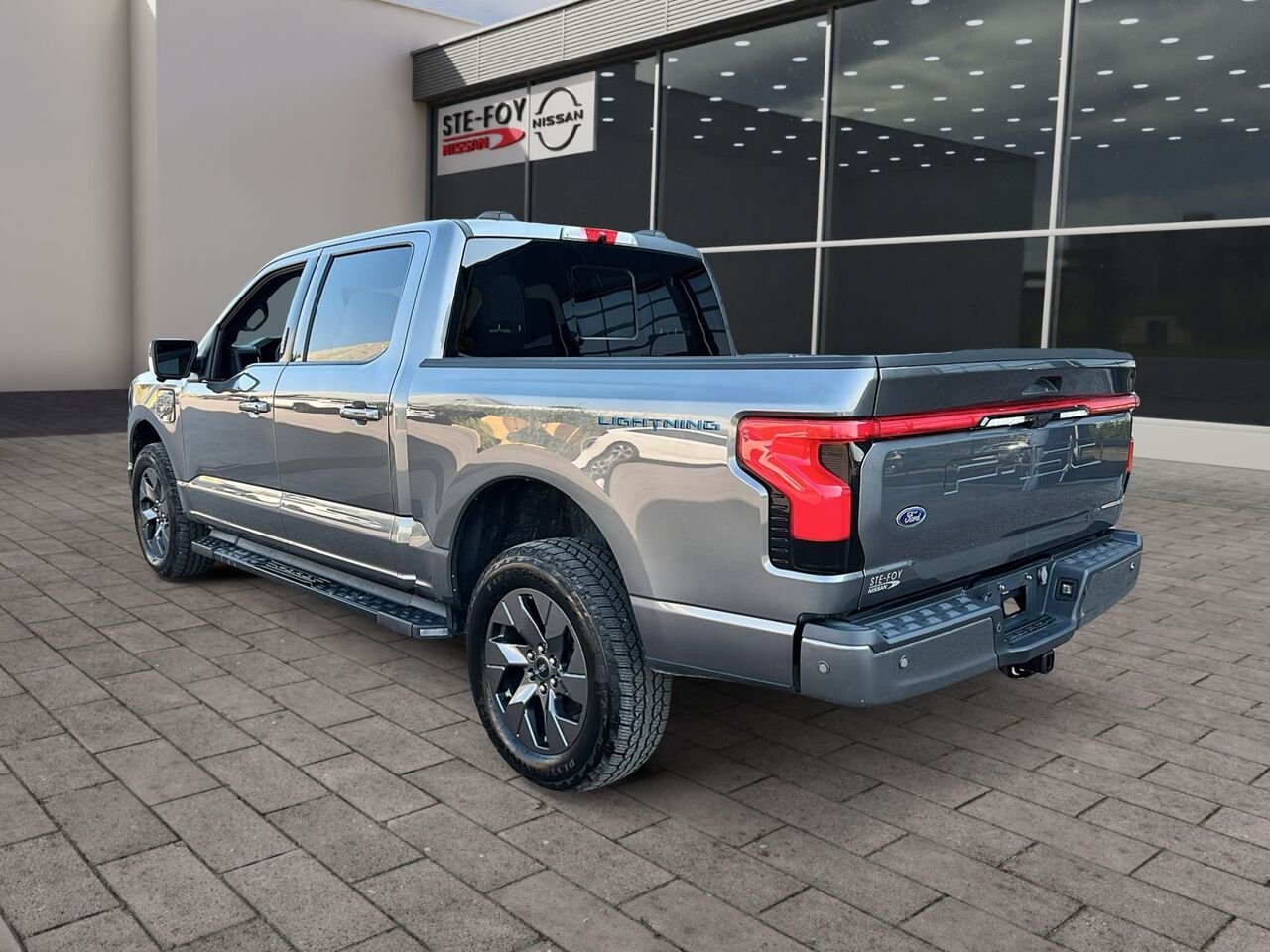 Ford F-150 Lightning LARIAT STANDARD RANGE 2023 Gris Québec - photo #3