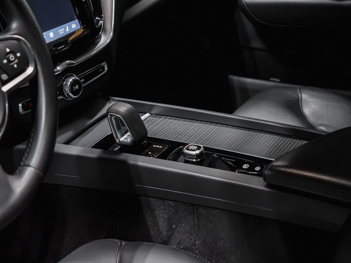 2022 Volvo XC60 B6 MOMENTUM CLIMATE PREMIUM Black Montreal - photo #6
