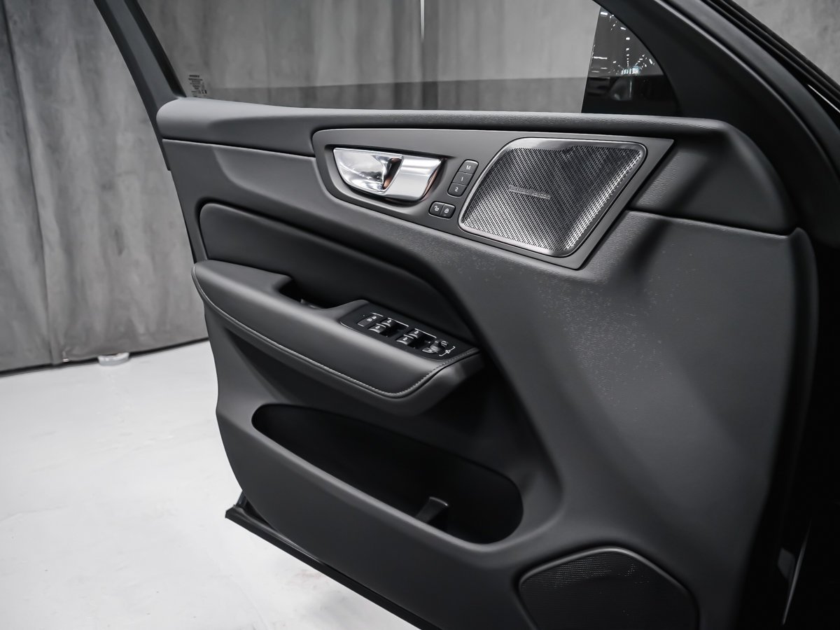 2025 Volvo XC60 Plug-In Hybrid T8 PLUS DARK CLIMATE HARMAN KARDON Black Montreal - photo #9