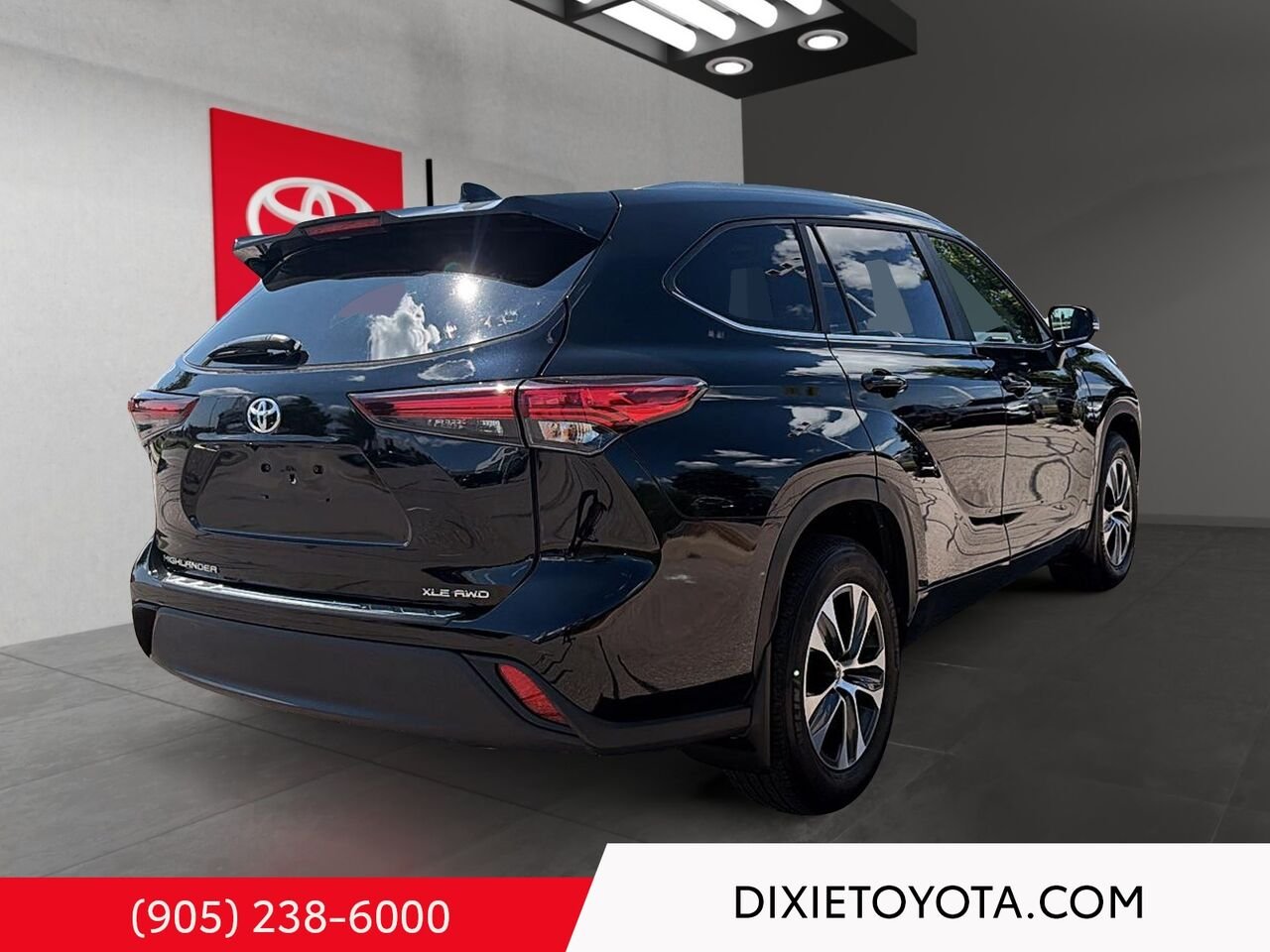 2024 Toyota Highlander XLE AWD / CLEAN CARFAX / HEATED SEATS / MOONROOF / ALLOY WHEELS / CARPLAY AND ANDROID AUTO Black Mississauga - photo #3