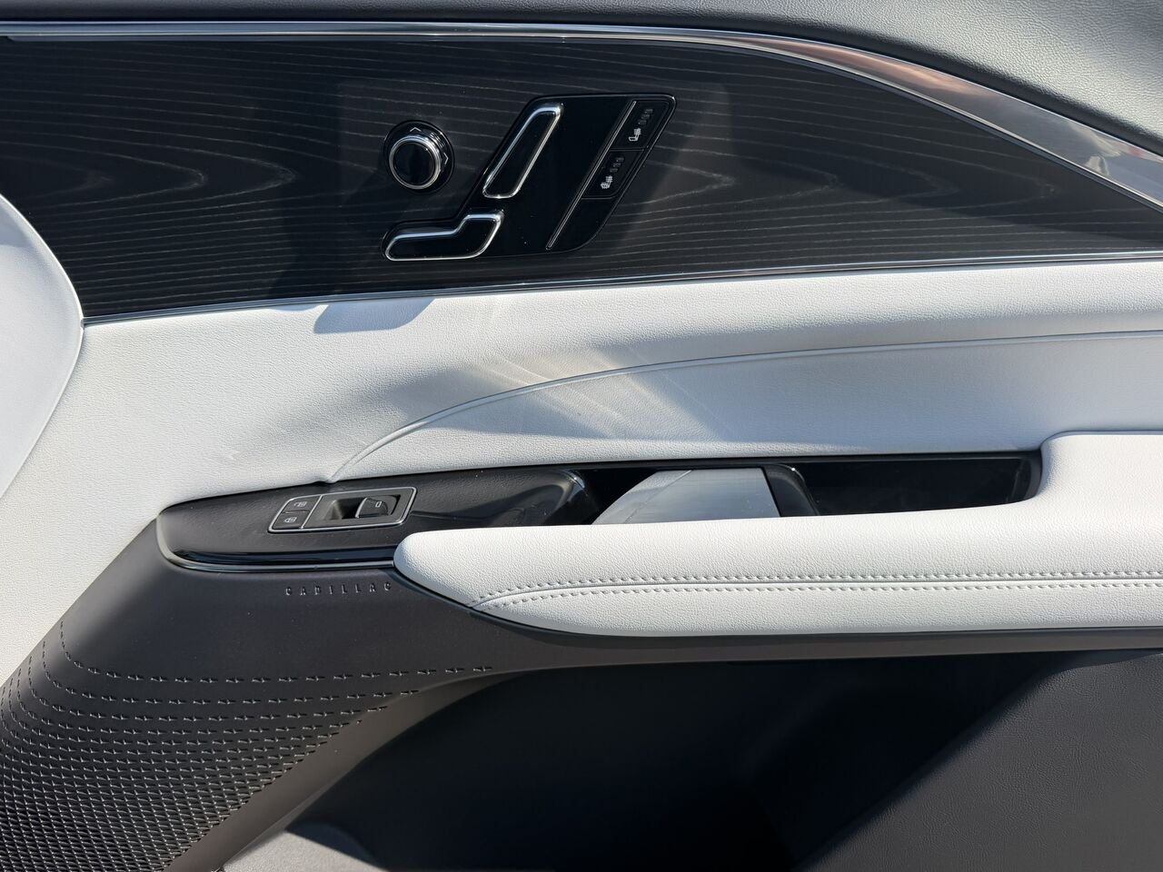 Cadillac LYRIQ LUXURY AWD FINANCEMENT À PARTIR DE 0.99% 2024 Gris Laval - photo #17