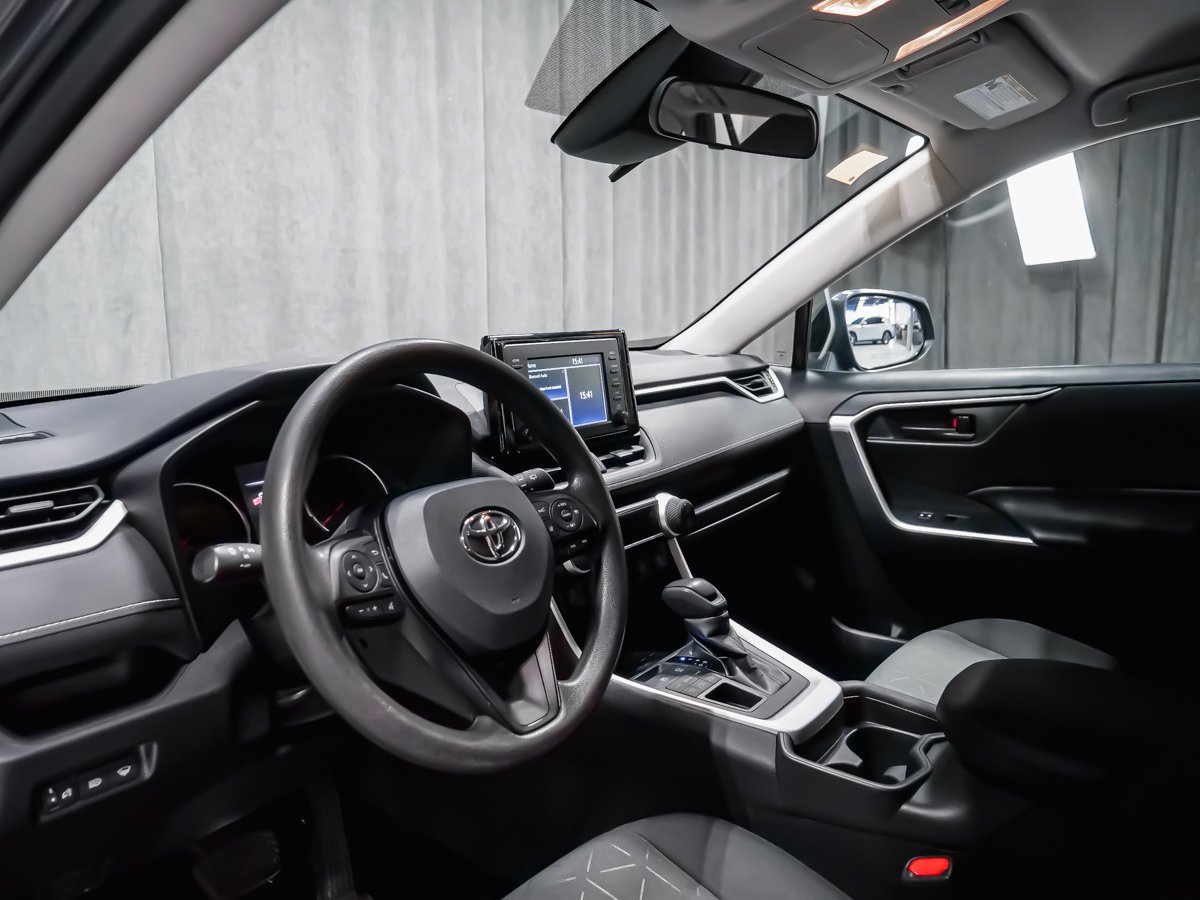Toyota RAV4 LE 2021 Gris Montréal - photo #5