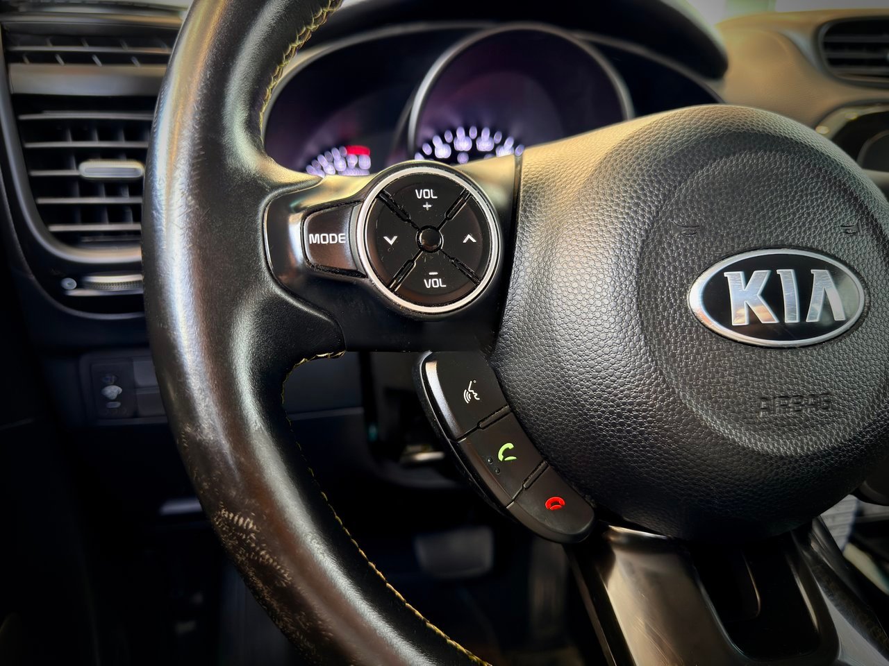 2016 Kia Soul White Notre-Dame-des-Prairies - photo #20