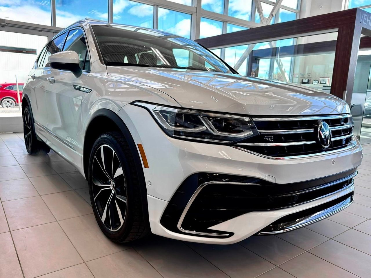 2024 Volkswagen Tiguan White Notre-Dame-des-Prairies - photo #6