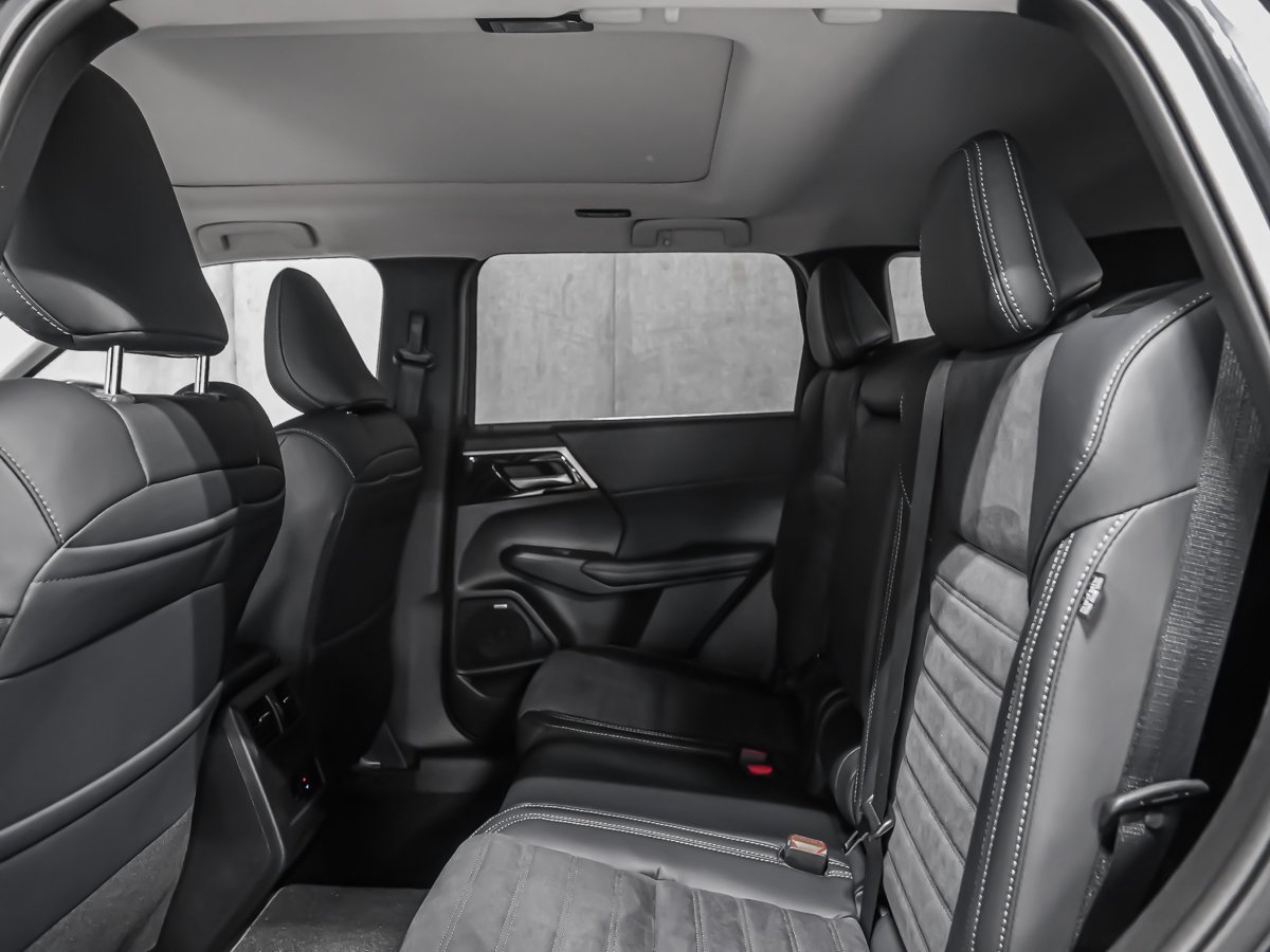 2026 Mitsubishi Outlander Plug-In Hybrid LE Graphite Grey Metallic Montreal - photo #14