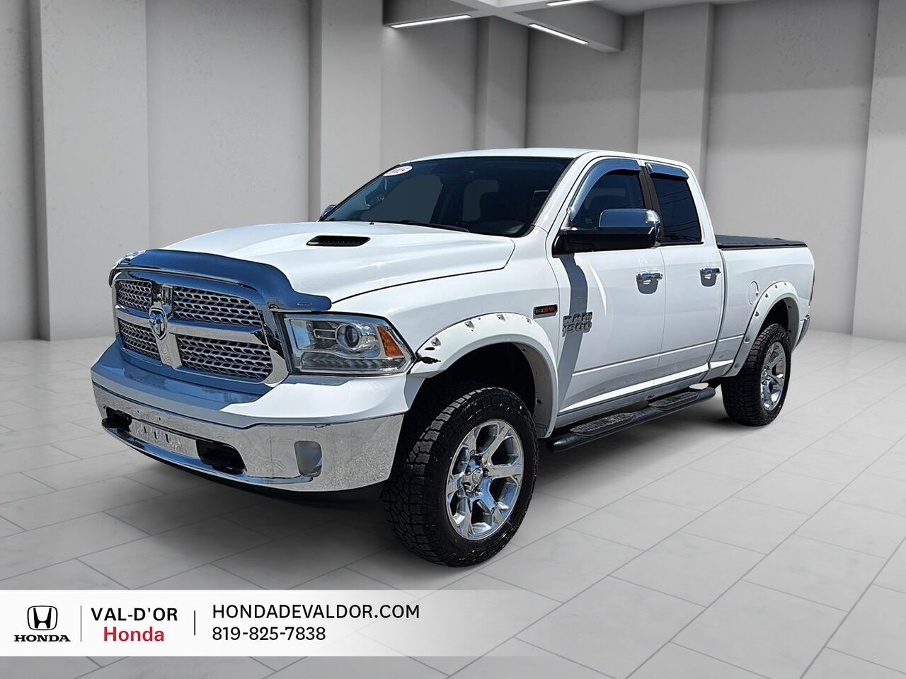 2015 Ram 1500 Cabine quad 4RM, 140,5 po Laramie White Val-d'Or - photo #0