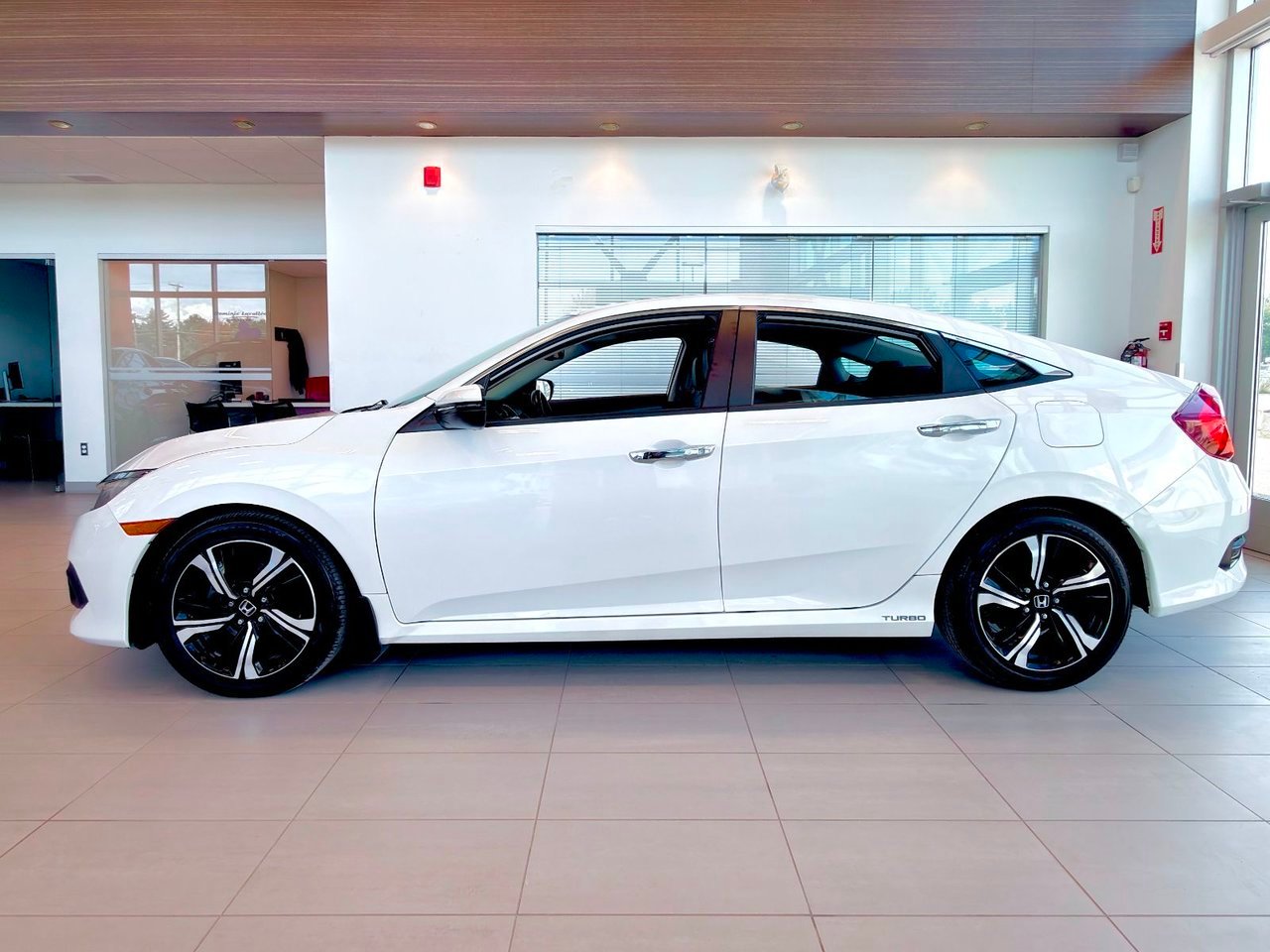 Honda Civic Sedan 2018 Blanc Notre-Dame-des-Prairies - photo #8