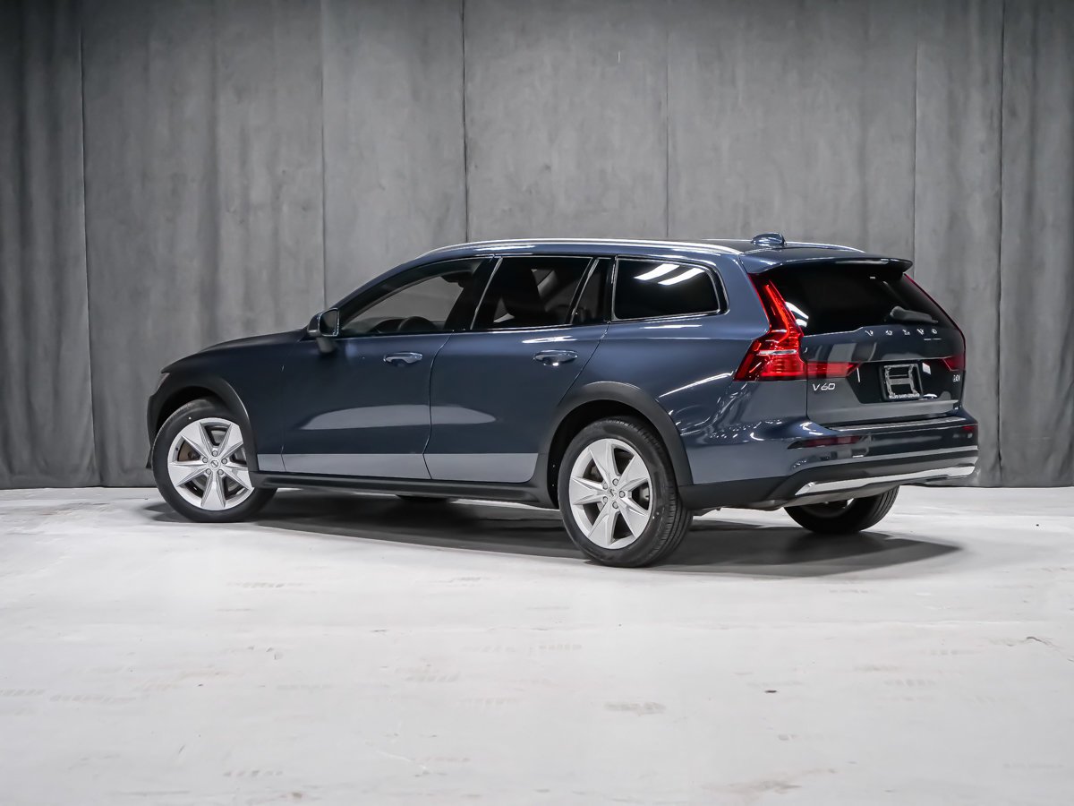 2023 Volvo V60 Cross Country B5 CORE CLIMATE Blue Montreal - photo #3