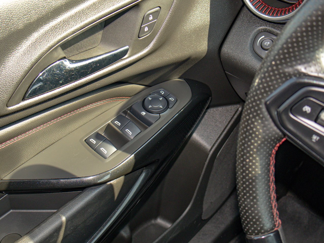 2025 Chevrolet Trax FWD 4dr 2RS Red Sherwood Park - photo #18