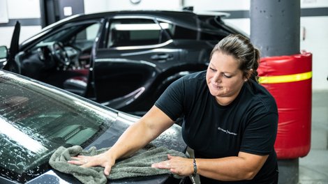 Préparer votre Lexus pour l’automne : pourquoi un service esthétique est essentiel