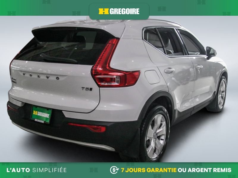 2022 Volvo XC40 White Laval - photo #5
